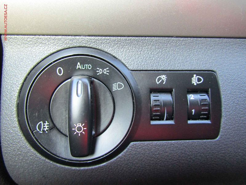 Volkswagen Touran (2008) 1.9 TDi, 1.maj, Xenon - fotka 13 z 20