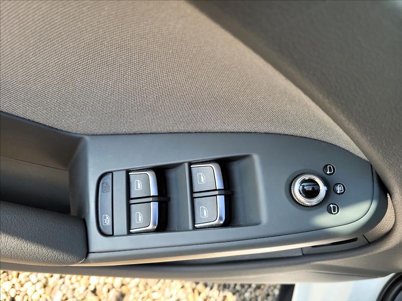 Audi A4 2,0 TDI,S-line,navi,výhřev,xen - fotka 31 z 41