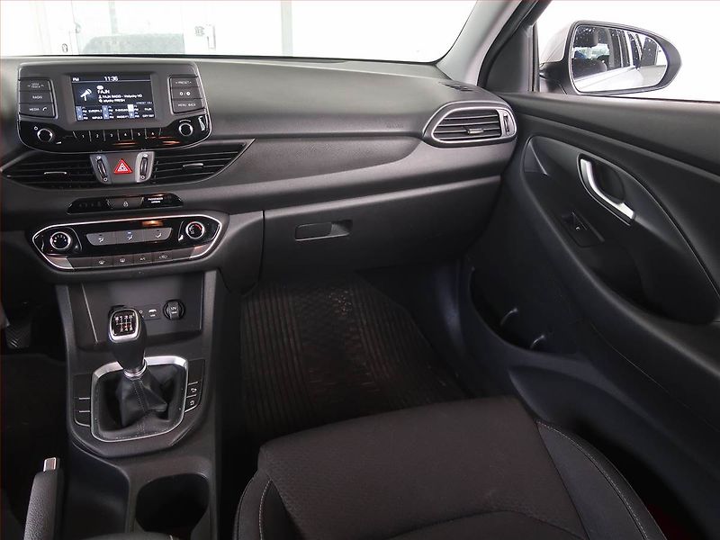 Hyundai i30 (2018) 1.0 T-GDI, Tempomat - fotka 8 z 17