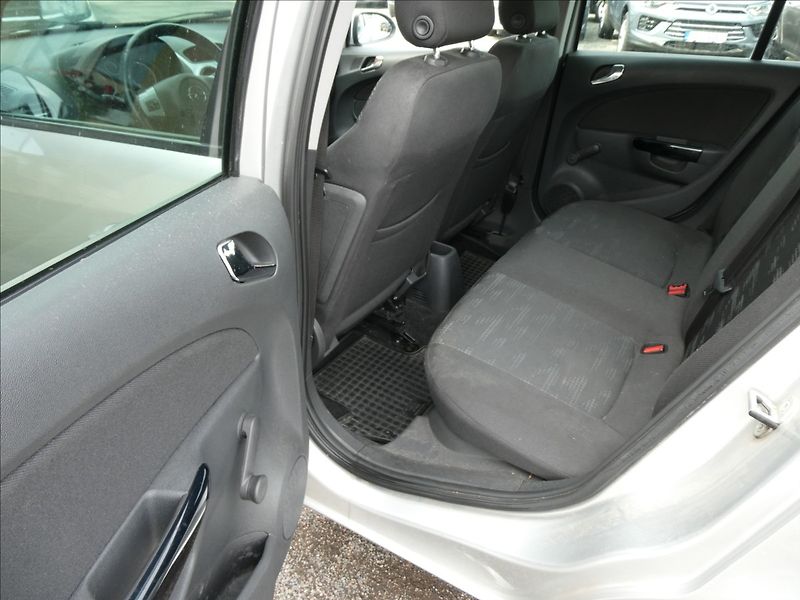 Opel Corsa 1,4 16V 74kW, drobné vady laku - fotka 19 z 42