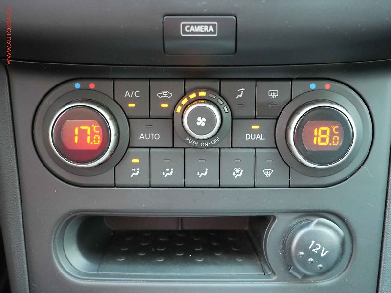 Nissan Qashqai (2012) 2.0i, Tekna, AT, xenon, panor - fotka 16 z 20