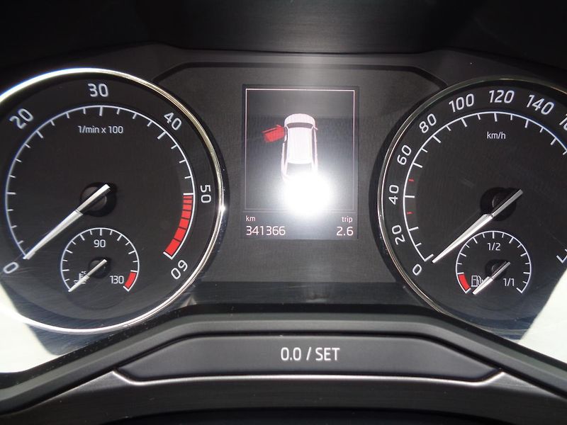 Škoda Superb 2,0 TDI - fotka 14 z 16