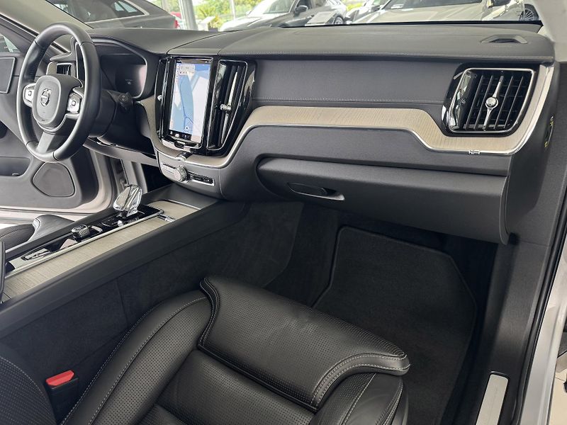 Volvo XC60 T6 AWD*Recharge*Odvětr.Sedadla - fotka 11 z 35