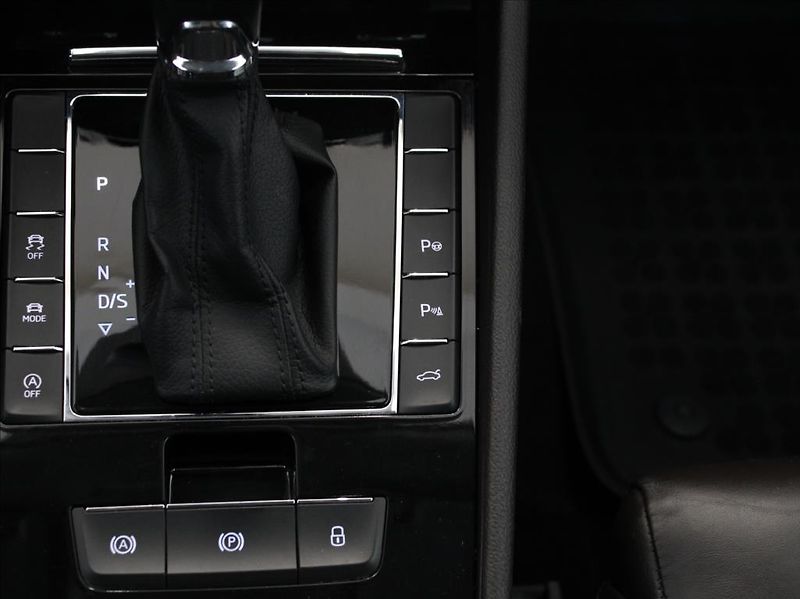 Škoda Superb 2,0 TDi 140kW Laurin & Klement - fotka 19 z 32