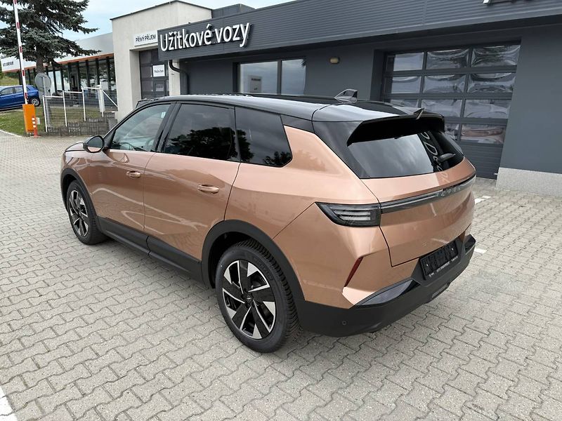 Opel Grandland GS Hybrid 1.2 TURBO (107kW/145 - fotka 3 z 25