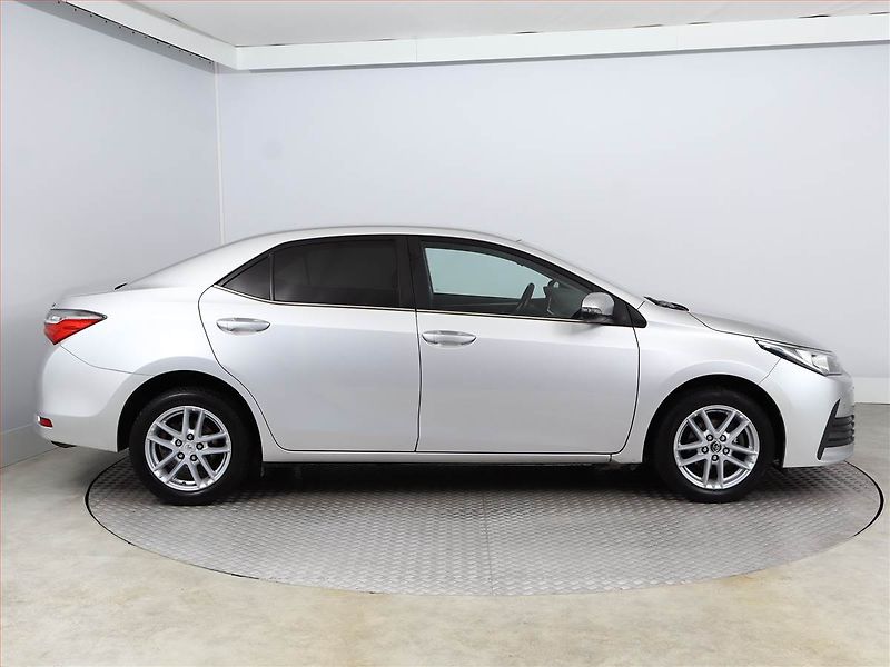Toyota Corolla (2018) 1.6 Valvematic, Serv.kniha - fotka 6 z 16