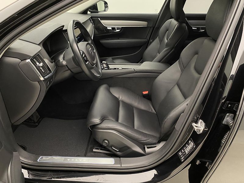 Volvo V90 B4 MOMENTUM AUT  - fotka 2 z 45