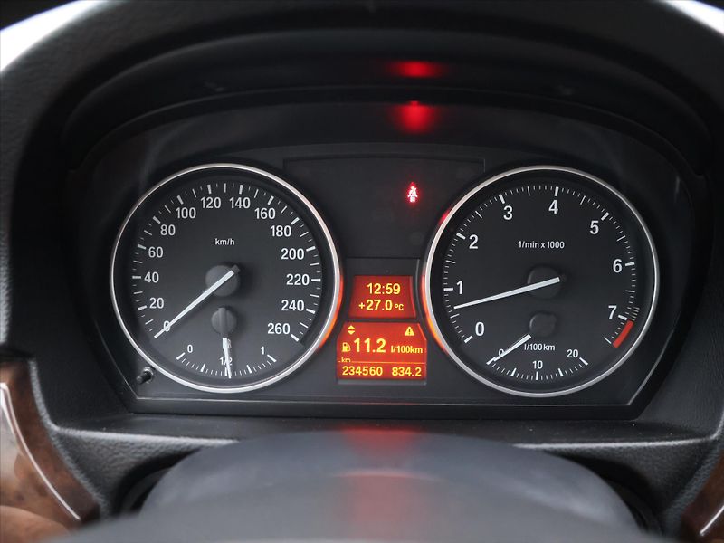 BMW Řada 3 3.0 325i 160kW Aut.klima - fotka 14 z 25