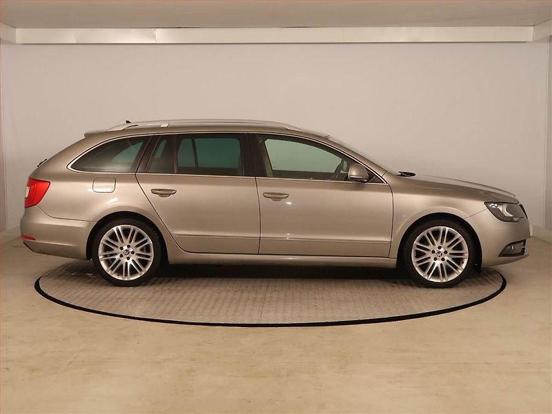Škoda Superb (2014) Elegance 2.0 TDI, Navi, Xenony - fotka 6 z 20