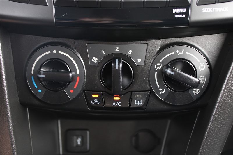 Suzuki Swift 1,2 i  ČR,1.MAJ,AUTOMAT,69TKM - fotka 12 z 23