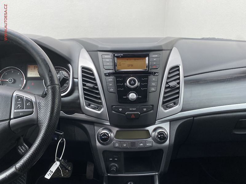 SsangYong Korando (2015) 2.0 TD 4x4, AT, TZ, kůže - fotka 12 z 16