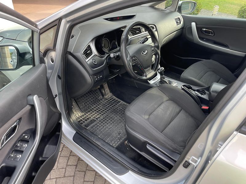 Kia Ceed 1,6 CRDi 100kW AUTOMAT - fotka 9 z 24