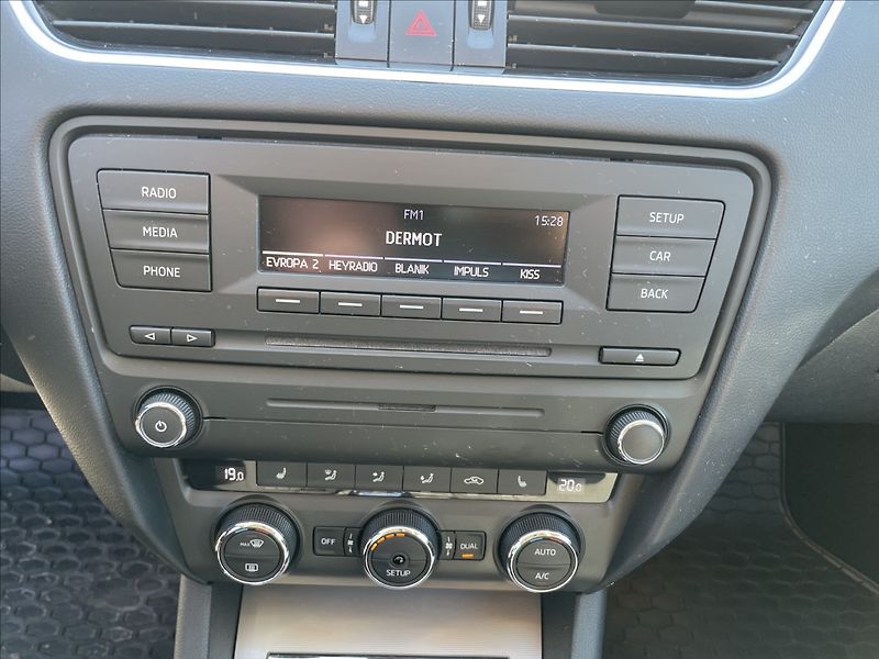 Škoda Octavia 1,8 TSi 132kw DSG Style Xenon - fotka 17 z 35