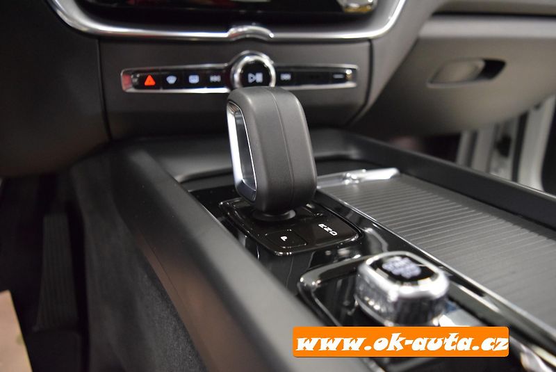 Volvo XC60 2.0 B4 AWD MOMENTUM 2022 - fotka 32 z 54