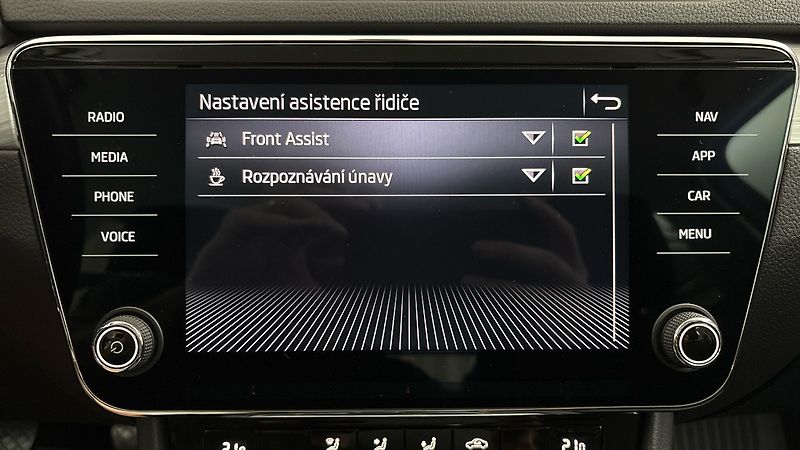 Škoda Superb 2.0 TDI Ambition Combi - fotka 23 z 25