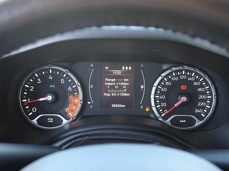 Jeep Renegade (2016) Longitude 1.6 E-torQ, Tempomat - fotka 11 z 17