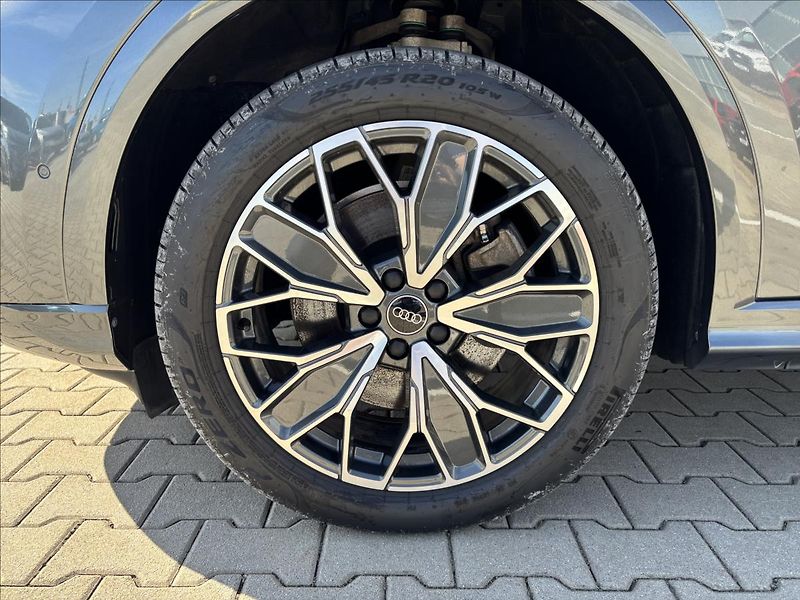 Audi Q5 2,0 TDI 150kW S-Line quattro - fotka 12 z 52