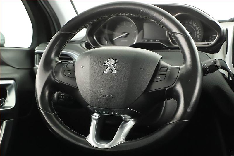 Peugeot 2008 (2015) 1.6 BlueHDi, Navi, Tempomat - fotka 8 z 17