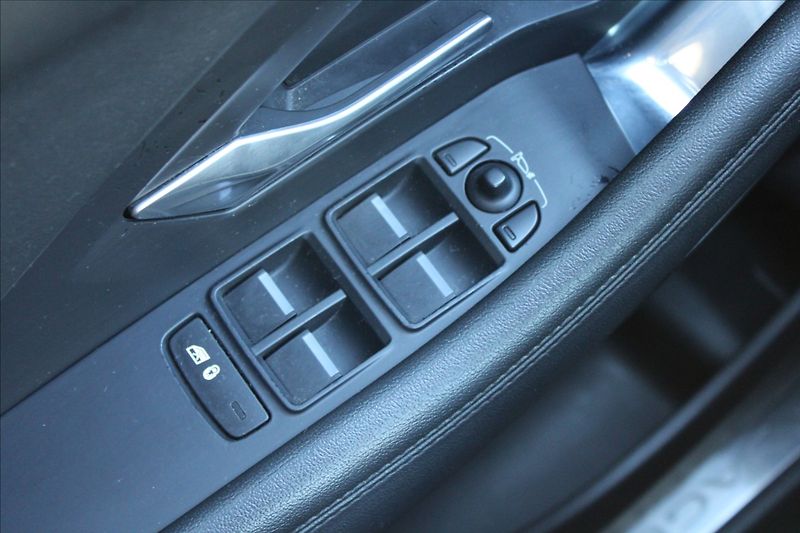 Jaguar E-Pace 2,0 D180  ČR,4x4,AUTOMAT,S - fotka 27 z 37