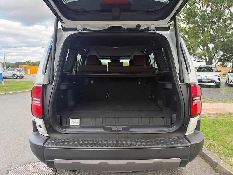 Toyota Land Cruiser MC 2027 EXECUTIVE Skyview 2.8D - fotka 13 z 13