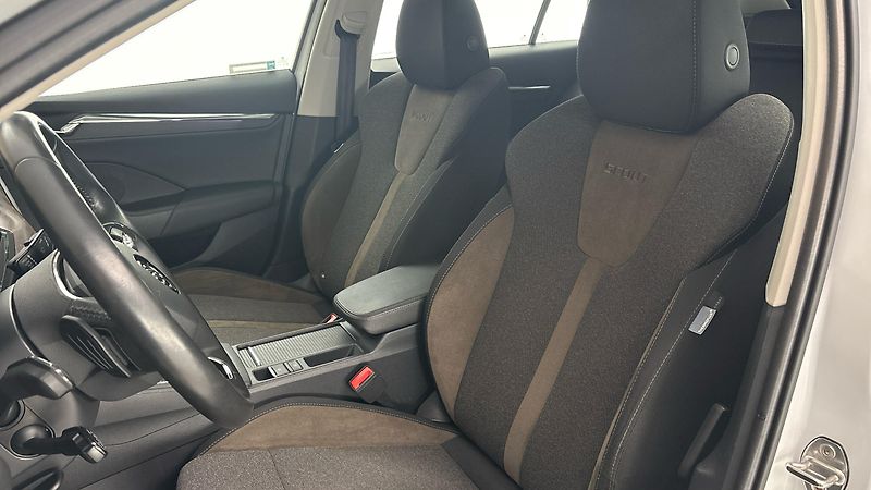 Škoda Octavia 2.0 TDI DSG 4x4 Scout Combi - fotka 15 z 28
