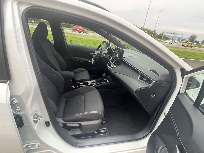 Toyota Corolla 1.8 Hybrid Comfort Business - fotka 27 z 28