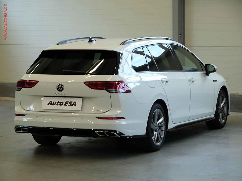 Volkswagen Golf (2021) 1.5TSI, 2.maj,ČR, R-Line - fotka 4 z 21
