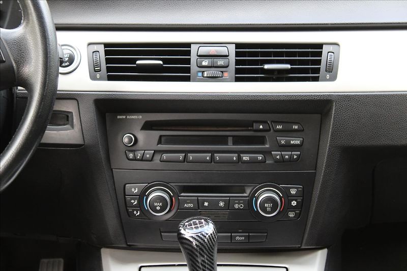 BMW Řada 3 318d Touring / M-Paket / Manuá - fotka 17 z 29