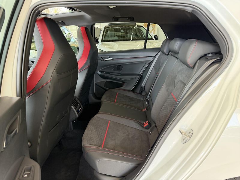 Volkswagen Golf 2,0   GTI EDICE 45 300 PS Akra - fotka 22 z 31