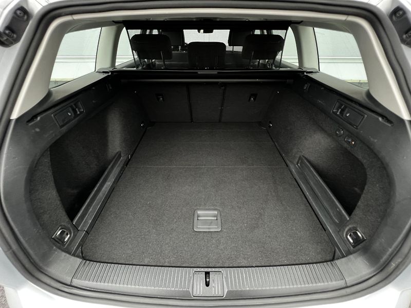 Volkswagen Passat 2.0TDI DSG 110kW 1.Maj DPH TZ - fotka 21 z 23
