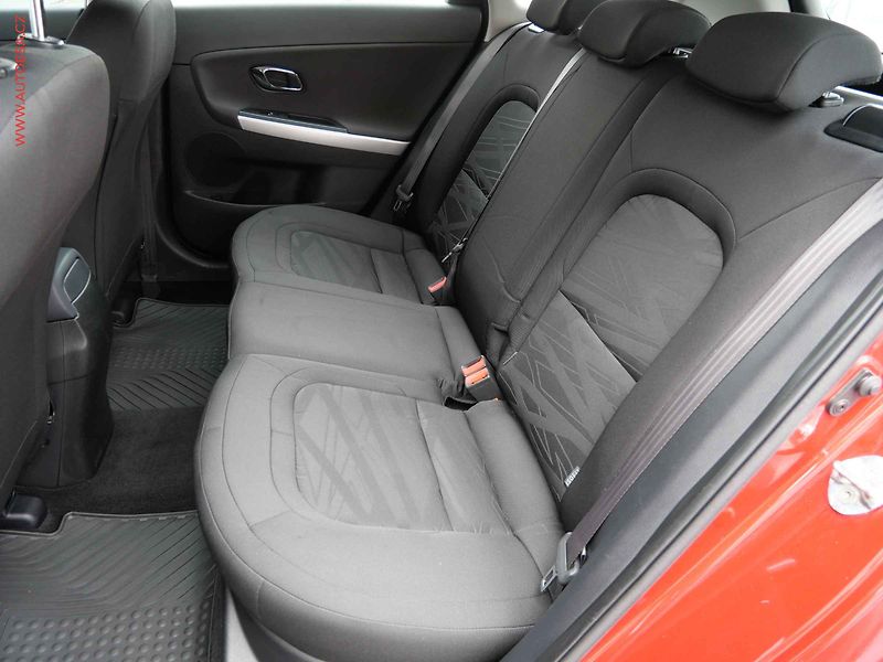 Kia Ceed (2017) 1.6 GDi, 2.maj,ČR, AC, park - fotka 10 z 17
