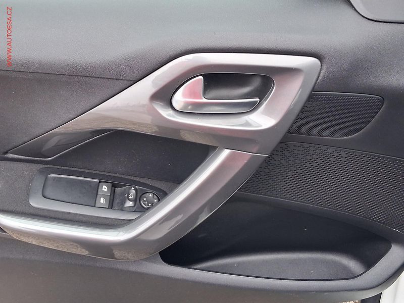 Peugeot 2008 (2017) 1.2PT, ČR, servis.kniha - fotka 11 z 20