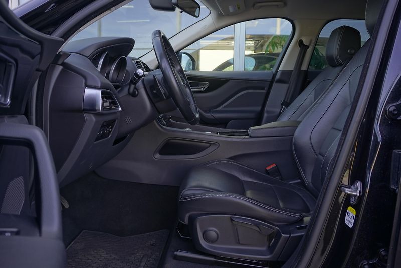 Jaguar F-Pace 2.0 25T 184kW - fotka 13 z 31