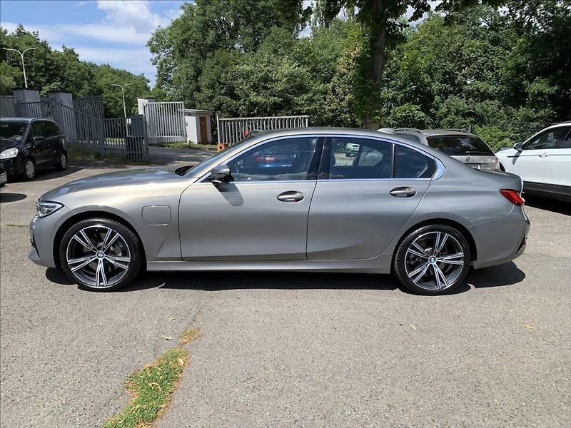 BMW Řada 3 2,0 330e INDIVIDUAL,1.MAJ,ČR - fotka 5 z 27