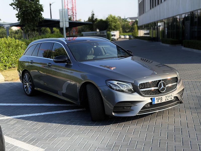 Mercedes-Benz Třídy E 220d 143 kw/AMG line - fotka 4 z 23