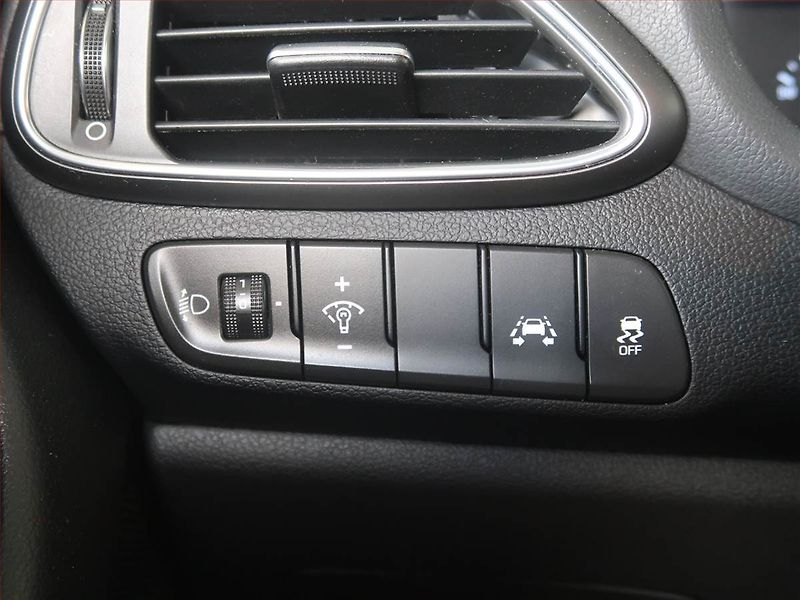 Hyundai i30 (2018) 1.0 T-GDI, Tempomat - fotka 15 z 17