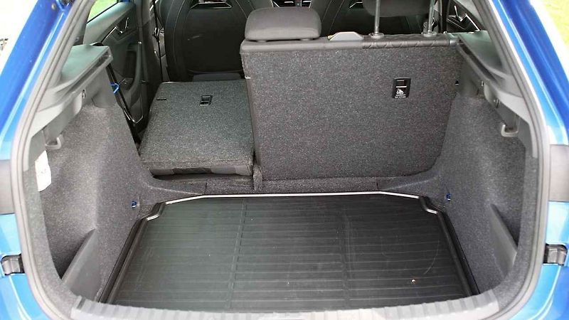 Škoda Scala a Říp v pozadí