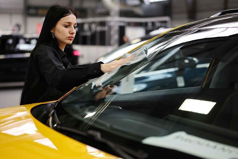 Z autosalonu v Lysé v pátek 1. listopadu 2024.