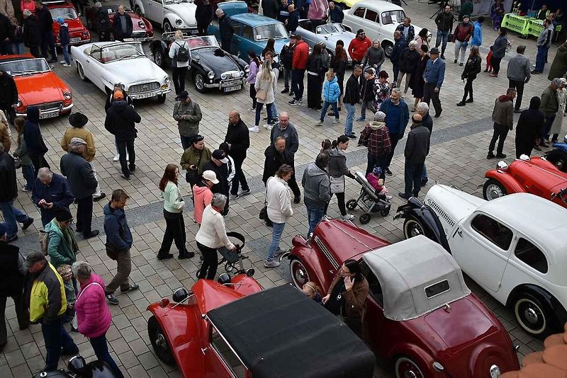 Tradiční sraz autoveteránistů na náměstí T. G. Masaryka v Prostějově. 18. května 2025