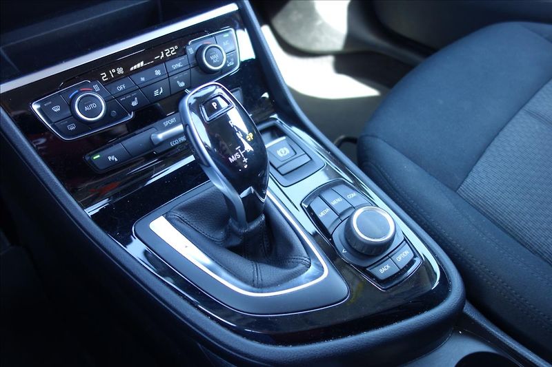 BMW Řada 2 218d, ČR, 1 MAJ., SERV.KN. - fotka 34 z 41