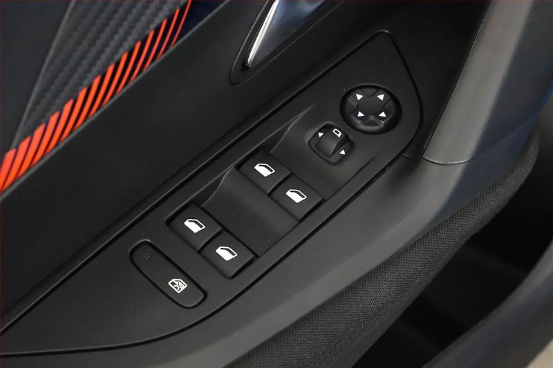 Peugeot 2008 (2021) 1.2 PureTech, ČR,1.maj - fotka 10 z 12
