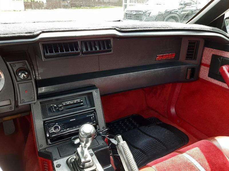 Chevrolet Camaro (1989) Z28 5,0V8 ConvertibleREZERVACE - fotka 19 z 28