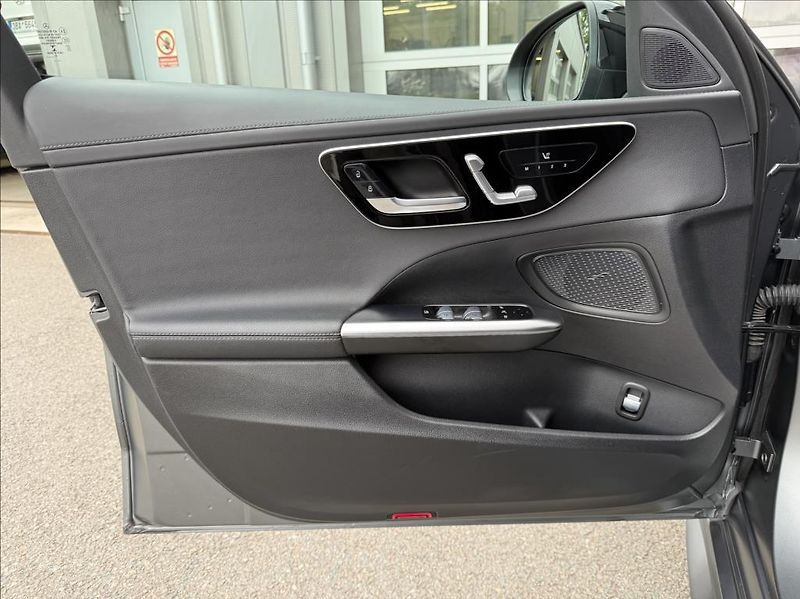 Mercedes-Benz Třídy C AMG Paket  C 300 4MATIC - fotka 9 z 24