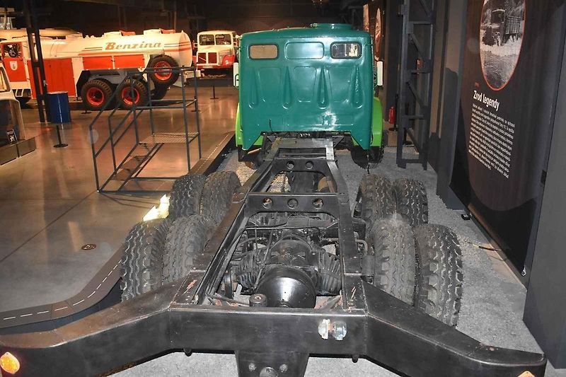 Tatra 111 ve válečné (vlevo) i poválečné verzi