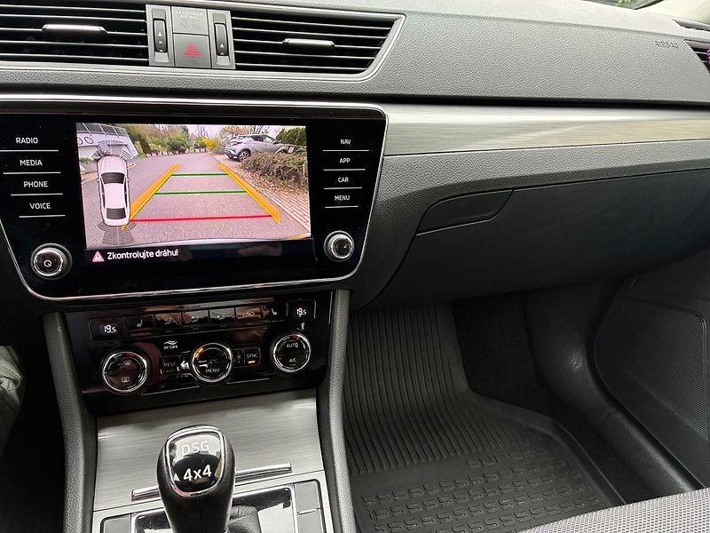 Škoda Superb 2.0 TDI 4x4 STYLE 140 kW DSG - fotka 33 z 40
