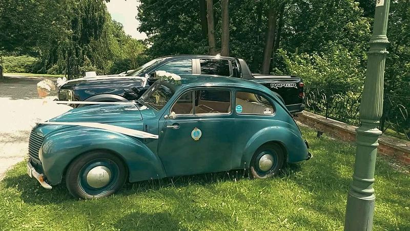 Obnovení svatebního slibu si manželé řekli po 60 letech. Společníkem jim byl vůz typu Škoda Tudor, který je dovezl i na první svatbu.
