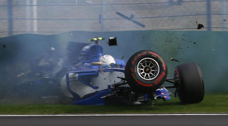 F1 2017 GP Číny - Lewis Hamilton (Mercedes) se svým týmem mechaniků a inženýrů