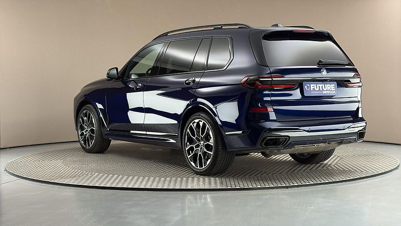 BMW X7 40i AUT xDrive M-paket - fotka 2 z 37