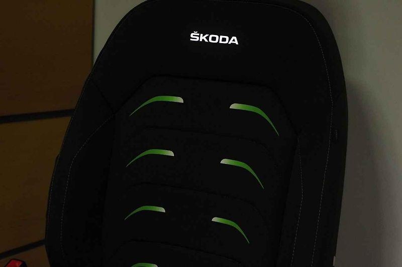 Potahové materiály využívají i výrobci sportovních a luxusních vozů