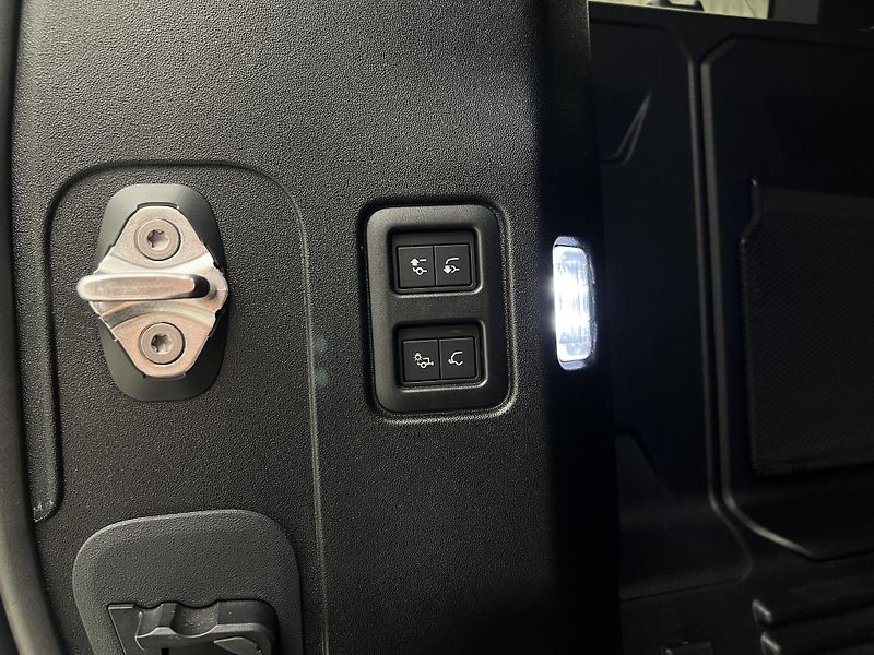 Land Rover Defender 110 D250 X-DYNAMIC SE 1. maj.  - fotka 45 z 47